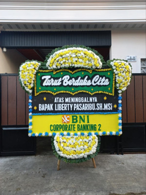 Papan Bunga Duka di Dendengan Luar