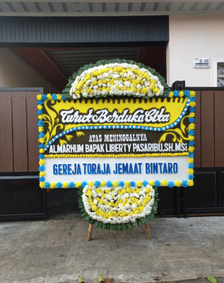 Papan Bunga Duka di Dendengan Luar