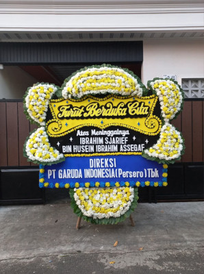 Papan Bunga Duka di Dendengan Luar