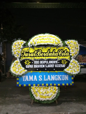 Papan Bunga Duka di Dendengan Luar