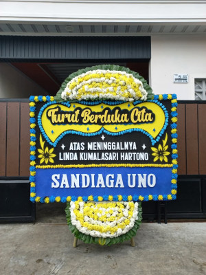 Papan Bunga Duka di Dendengan Luar
