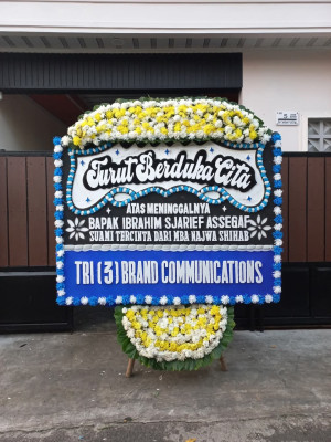 Papan Bunga Duka di Dendengan Luar